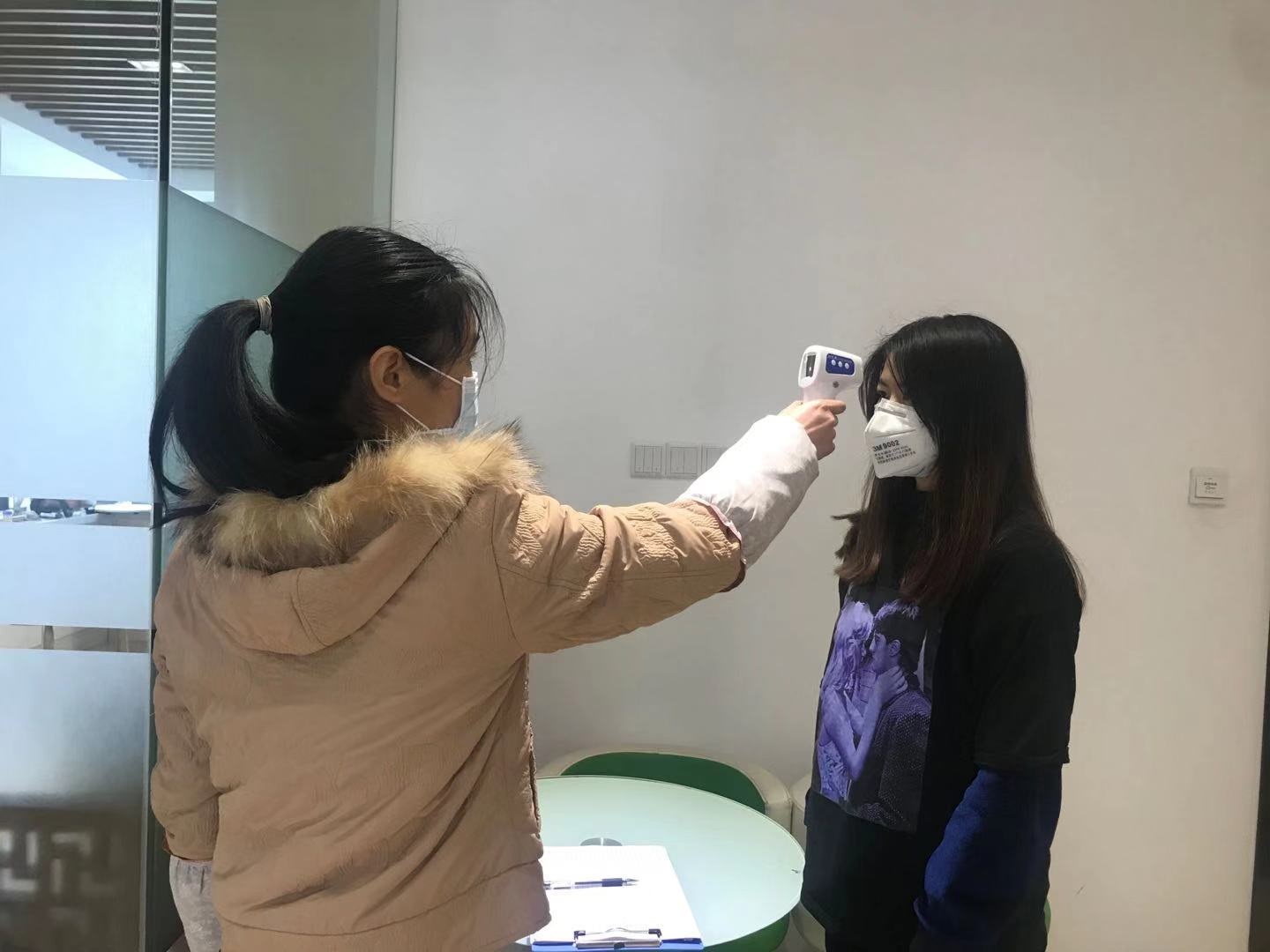 对清露源员工进行体温检测 对清露源员工进行体温检测